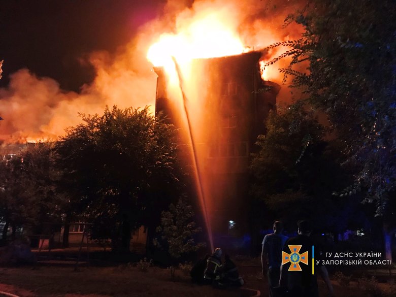 У Запоріжжі в ніч на 3 серпня горів багатоквартирний будинок. На викладених в соцмережах фото і відео було видно, що полум'я охопило весь дах будинку.