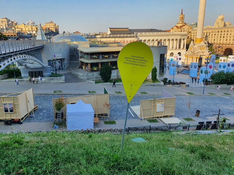 На Аллее Небесной Сотни 17 августа установили скандальную инсталляцию. Власти Киева заявили, что не давали на это разрешения, а активисты уже пытались снести.