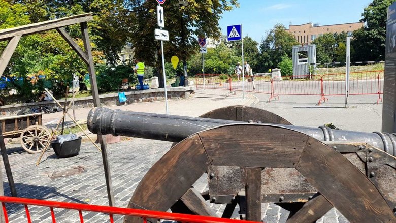На Алеї Небесної Сотні 17 серпня встановили скандальну інсталяцію. Влада Києва заявила, що не давала на це дозволу, а активісти вже намагалися знести.