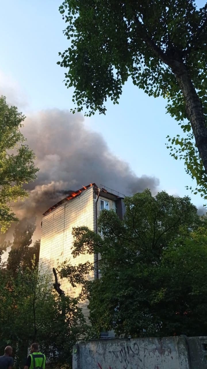 Сегодня в 5.47 утра в Голосеевском районе столицы на улице Васильковской, 47 загорелась многоэтажка. Огонь уже удалось потушить.