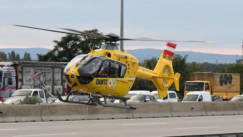 6-летний мальчик погиб на месте ДТП, а его 2-летнего брата в тяжелом состоянии вертолетом госпитализировали в больницу в Вене.