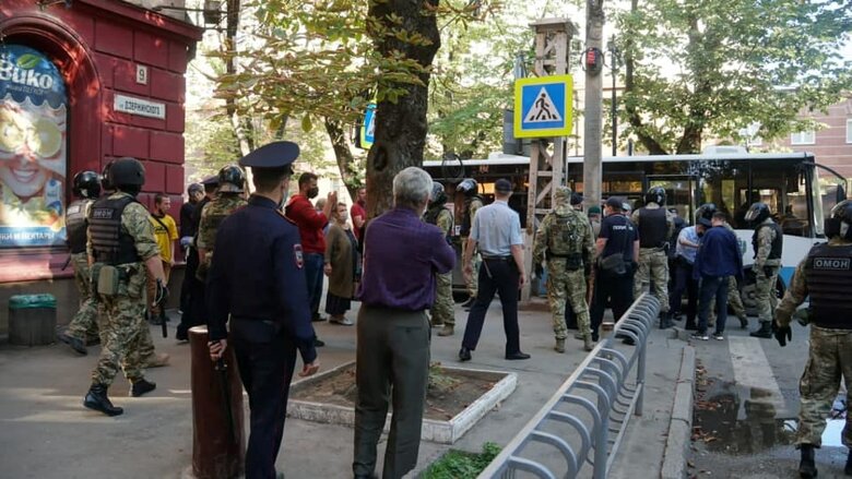 Массовые задержания произошли по улице Франко в Симферополе. Сейчас это здание занято силовиками ФСБ России.