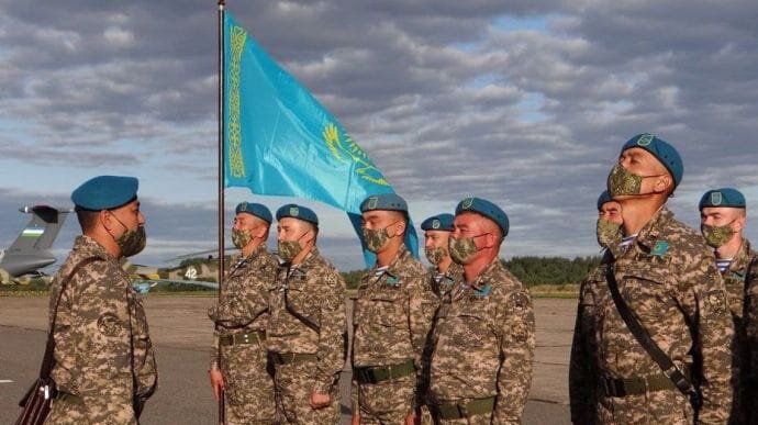 Военные из Казахстана прибыли в Беларусь на учения «Запад-2021». Они пройдут с 10 по 16 сентября на девяти полигонах в России и на пяти полигонах в Беларуси.