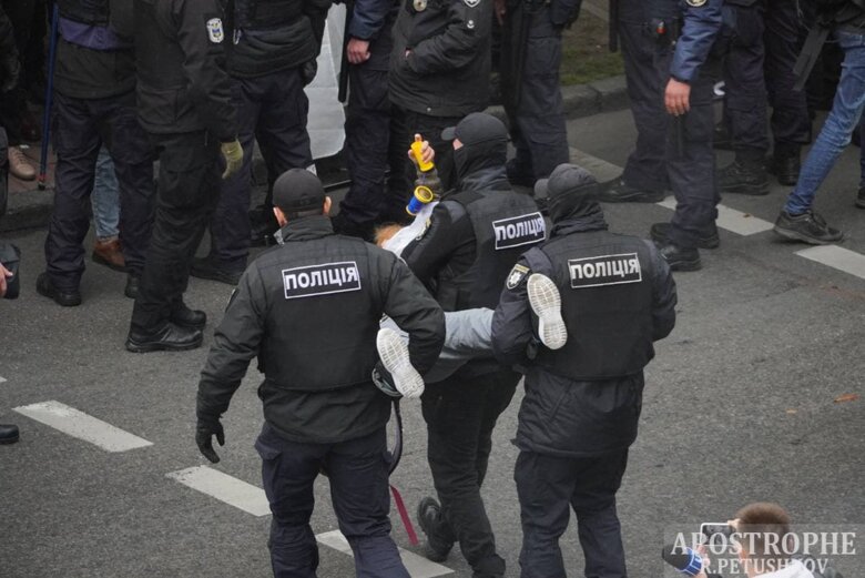В Киеве 23 сентября под зданием Верховной рады произошли столкновения между предпринимателями SaveФОП и правоохранителями.
