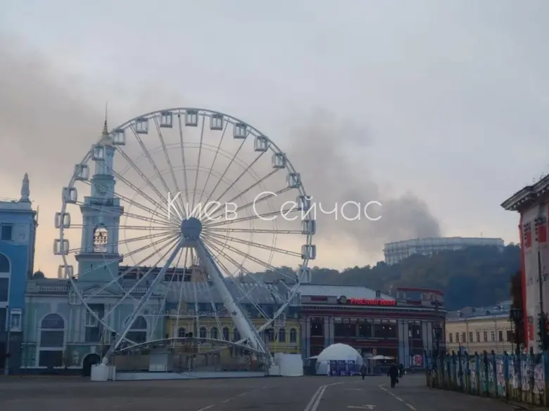 Во вторник, 12 октября, в центре Киева горит крыша дома в многоэтажке по улице Михайловской, поворот на Костельной.
