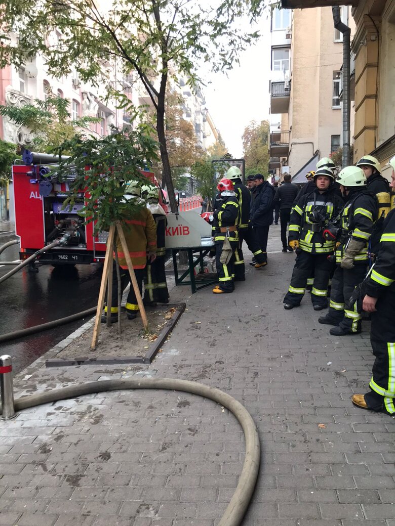 У вівторок, 12 жовтня, у центрі Києва горить багатоповерхівка. Рятувальники проводять евакуацію мешканців.