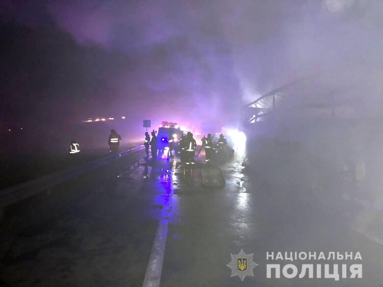 ДТП на трассе Киев-Одесса вблизи поселка Любашевка. Авария двух грузовых и трех легковых автомобилей. Погибли три человека, есть пострадавшие.