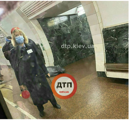 Померла в метро - у Києві на станції Дорогожичі померла пасажирка. У жінки виникли проблеми з серцем.