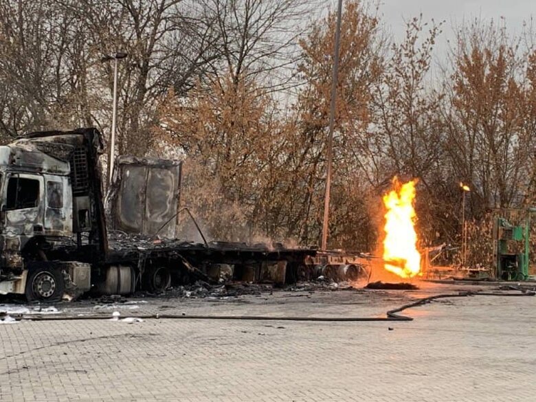 В Харьковской области на автодороге Киев-Харьков-Довжанский, где ночью произошел мощный взрыв на АЗС, до сих пор тушат огонь.