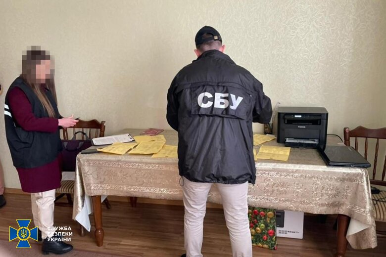 Служба безопасности Украины разоблачила три крупных сети изготовления и продажи фейковых COVID-сертификатов и ПЦР-тестов.
