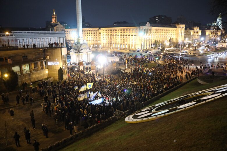 Перед началом марша прошли другие одиночные акции, в частности группа людей развернула баннер с критикой президента Владимира Зеленского и зажгла файеры.