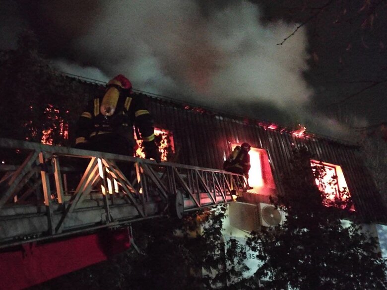 Пожежа у Києві 23 листопада. Рятувальники понад дві години гасять пожежу в будівлі на Дарниці. Відомо, що це адмінбудівля.