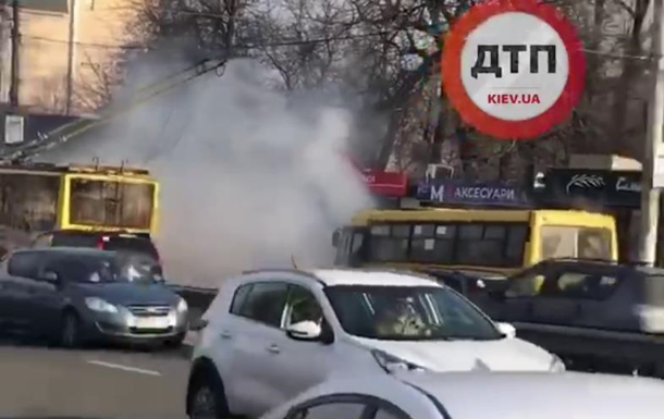 В Киеве горел маршрутный автобус с пассажирами. Автобус вспыхнул во время движения. Известно, что никто не пострадал.