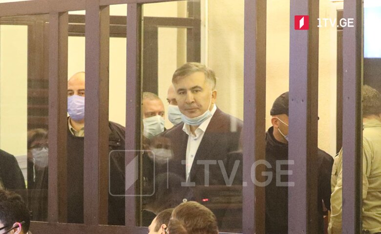 Ситуация у здания Тбилисского городского суда, где начался процесс над бывшим президентом Михеилом Саакашвили, обострилась. Произошли потасовки силовиков и активистов.