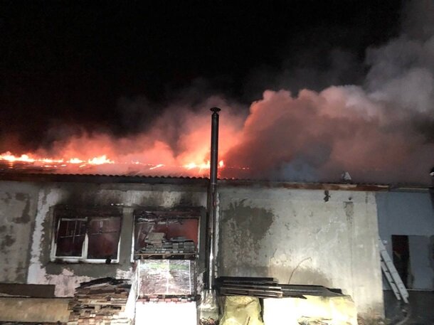 У Вінниці в ніч із 3 на 4 грудня рятувальники ліквідували масштабну пожежу складських приміщень на вулиці Успенського.