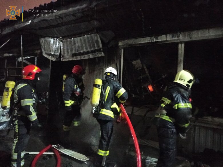 В Киеве ночью на 6 декабря горели павильоны на рынке Оболонь. Жертв и пострадавших нет. Причины и обстоятельства пожара устанавливаются.