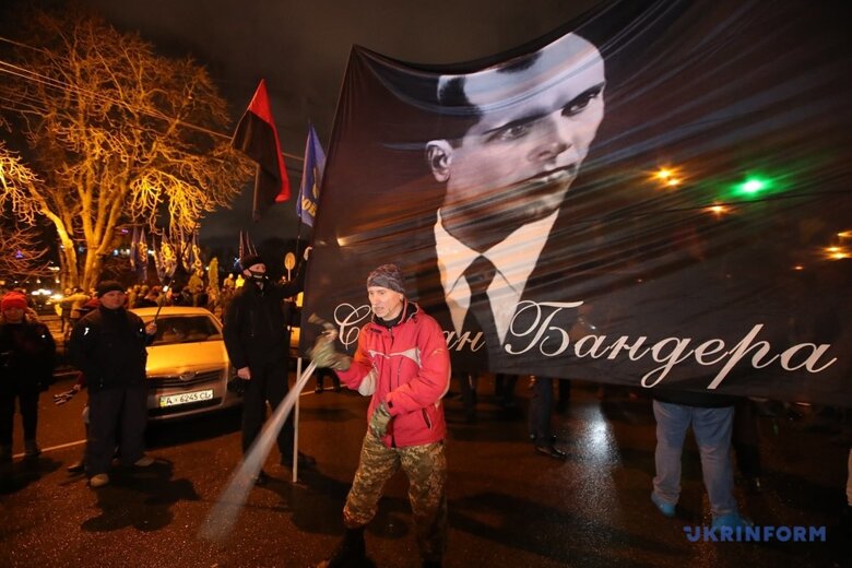 Националистические организации традиционно 1 января проводят факельное шествие в честь годовщины со дня рождения Бандеры.