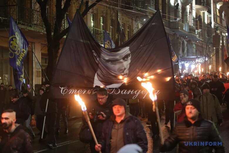 Националистические организации традиционно 1 января проводят факельное шествие в честь годовщины со дня рождения Бандеры.