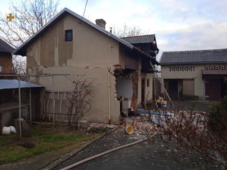 Во Львовской области в частном жилом доме взорвался газ. Огнем уничтожена крыша. В больницу госпитализировали владелицу дома.