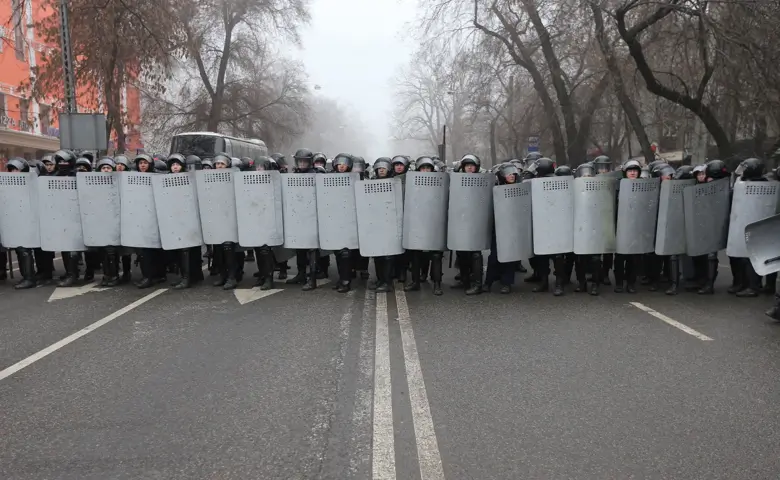 Фото из Казахстана, где третий день проходят протесты. Жители требуют смены власти. Митинги, военная техника и штурмы администраций.