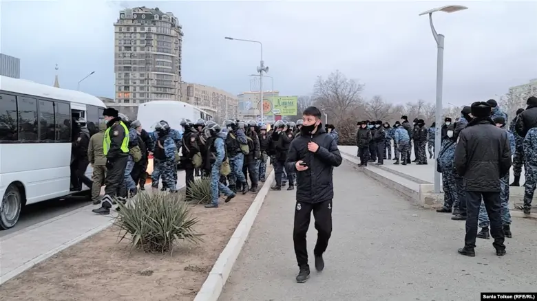 Фото з Казахстану, де третій день відбуваються протести. Жителі вимагають зміни влади. Мітинги, військова техніка і штурми адміністрацій.