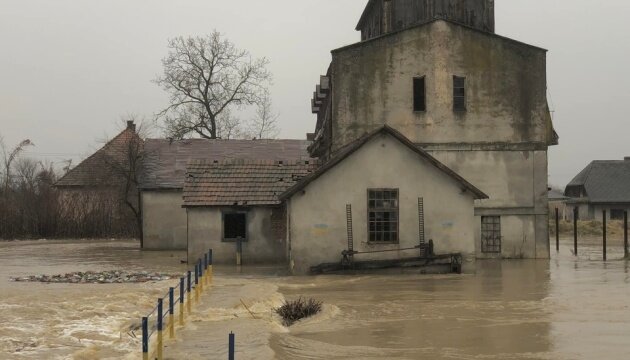 В Закарпатской области паводок уже подтопил более 300 дворохозяйств, вода перелилась через дороги местного значения и затопила тепличные хозяйства в селе Ольховка.
