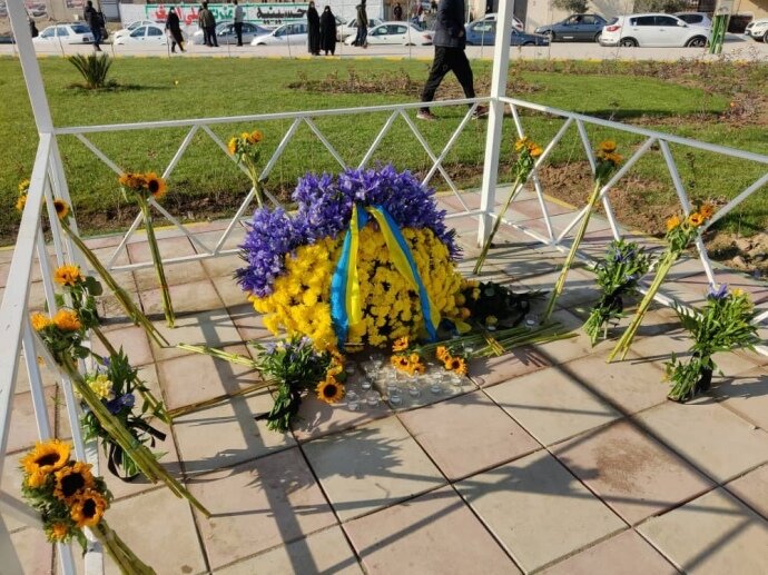 Эта идея посольства была воплощена при поддержке членов семей иранских жертв крушения, с которыми украинские дипломаты поддерживают постоянный контакт.