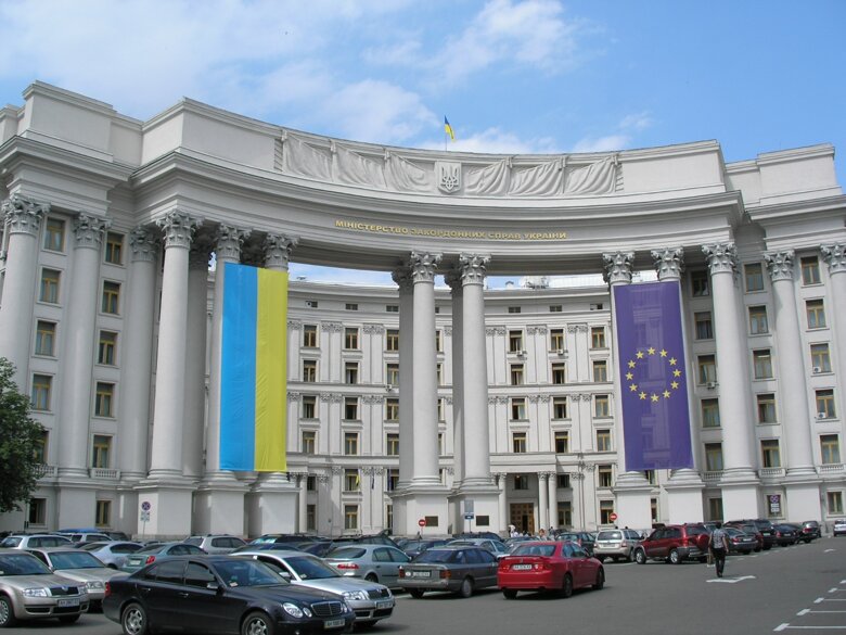 В посольство Украины в Казахстане за помощью в возвращении на родину обратились около 150 украинцев. А часть наших граждан уезжать передумала.