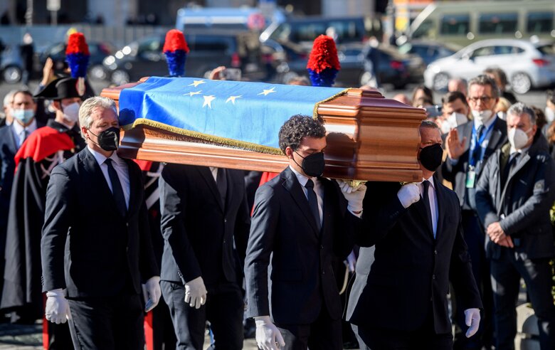 Давида Сассоли похоронили с государственными почестями. Траурная церемония состоялась в церкви Санта-Мария-дельи-Манджели на площади Республики в Риме.