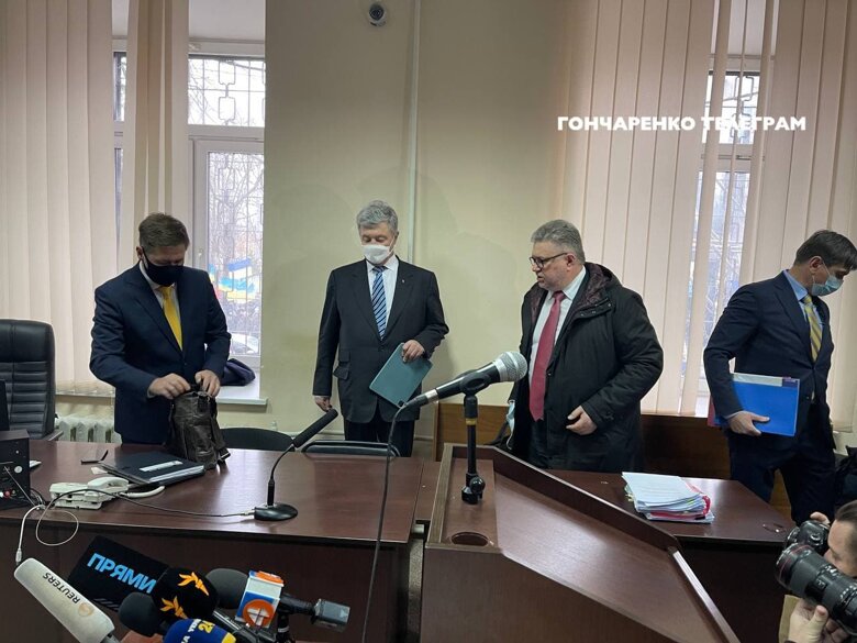 Петро Порошенко повернувся до України 17 січня. Всі подробиці того, що відбувається в Києві – в онлайні.