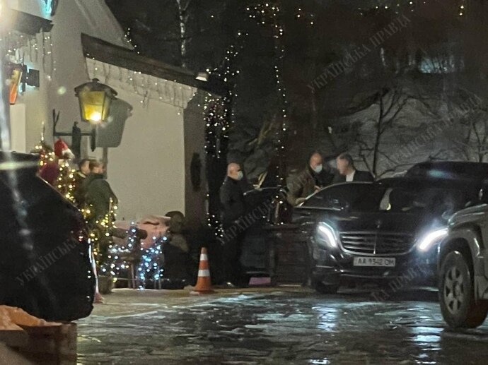 Бывший президент Украины Петр Порошенко после избрания ему меры пресечения, отправился со своей командой в столичный ресторан «Царское село».
