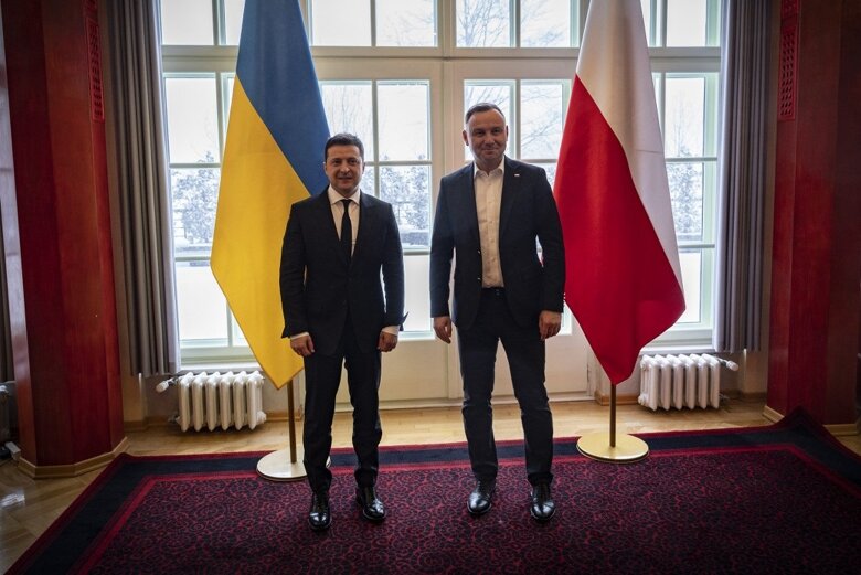 Президент Украины Владимир Зеленский во время сегодняшней встречи со своим польским коллегой Анджеем Дудой обсудил вопросы в сфере безопасности, транспорта и энергетического взаимодействия.