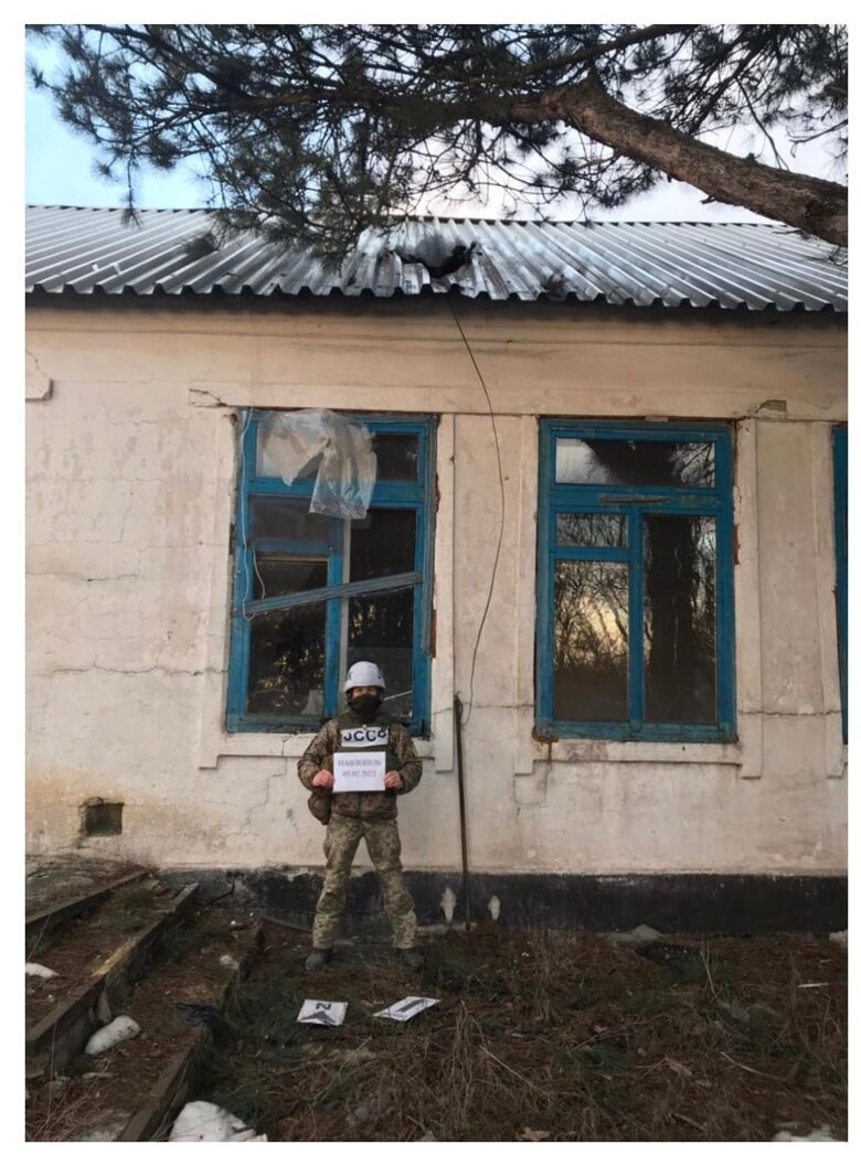 Боевики восемь раз обстреливали украинские позиции за выходные - два украинских защитника получили ранения, была разрушена школа.