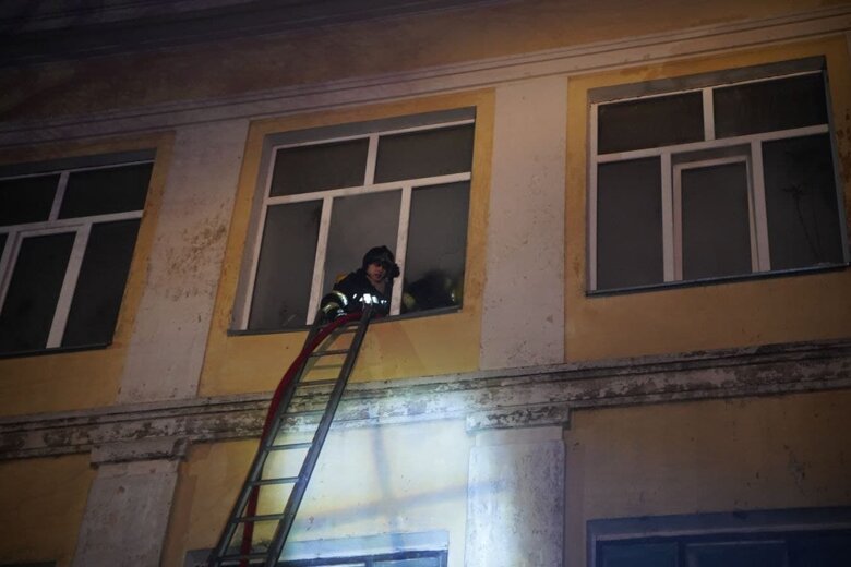 В Киеве ночью 14 февраля горела гимназия восточных языков. Огонь опрокинулся на крышу дома. Жертв и пострадавших нет.