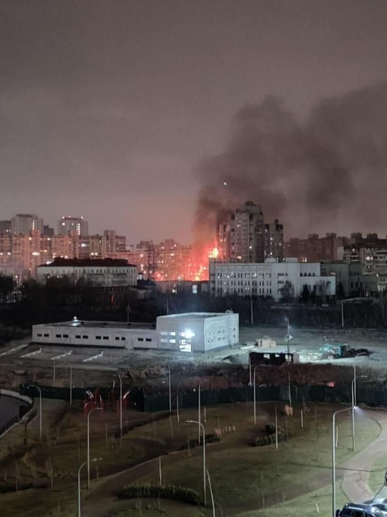 Киев обстреляли, вероятно, крылатыми или баллистическими ракетами. Взрывы были слышны во многих районах столицы - в Печерском, Голосеевском, Троещине, на Позняках.