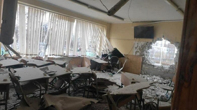 Российские оккупанты продолжают авианалеты на Харьков. Повреждены жилые дома, горсовет и школа.
