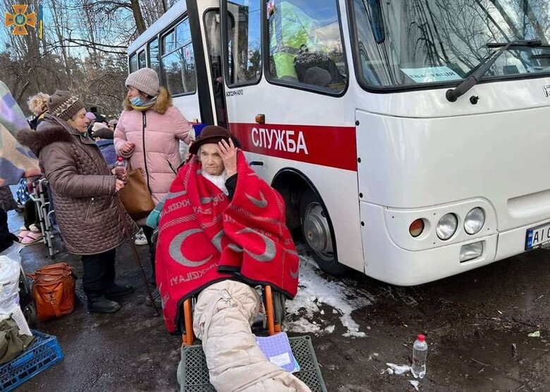 Українські рятувальники проводять тривалі роботи з евакуації цивільних жителів міста під Києвом, яке розбомбили російські окупанти.