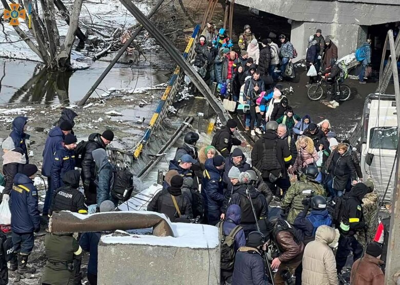 Украинские спасатели проводят длительные работы по эвакуации гражданских жителей города под Киевом, который разбомбили российские оккупанты.