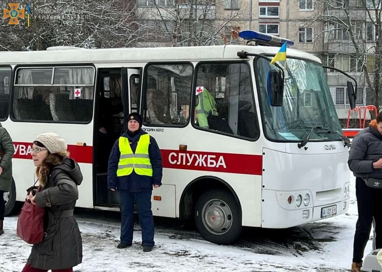 Українські рятувальники проводять тривалі роботи з евакуації цивільних жителів міста під Києвом, яке розбомбили російські окупанти.