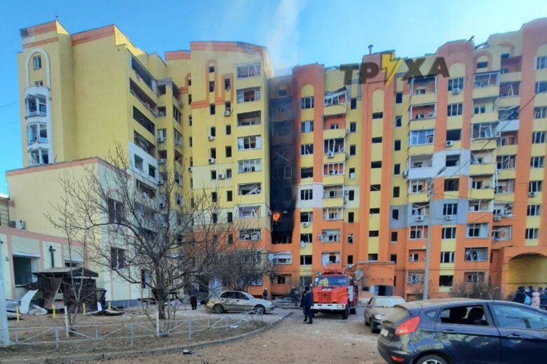 В Харькове в результате вражеских обстрелов утром в пятницу поврежден корпус вуза и два жилых дома. Есть жертва и пострадавшие.