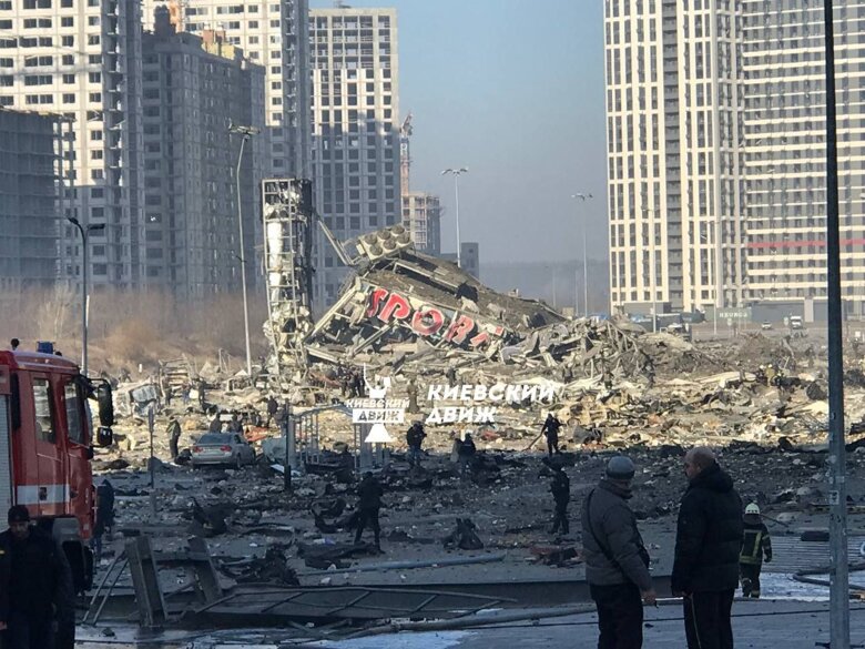 Под ракетный удар в Киеве попал торгово-развлекательный центр в Подольском районе. Известно уже о 8  погибших.