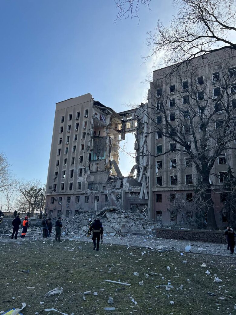 В результате утреннего обстрела Николаева частично разрушено здание областной администрации. По словам Виталия Кима, под завалами ищут троих гражданских и троих военных.