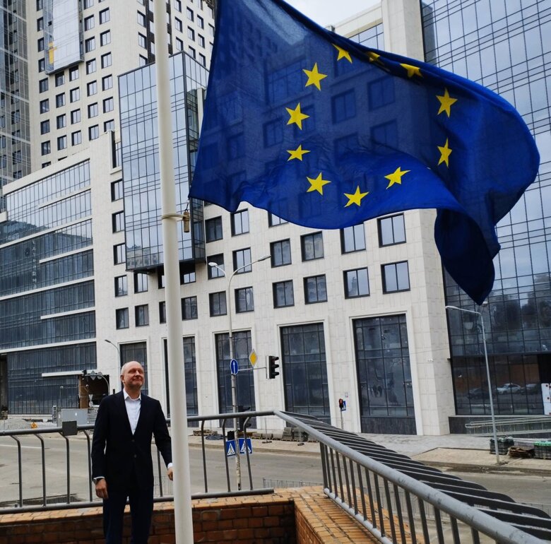 У понеділок, 11 квітня, представництво Євросоюзу поновило свою роботу у столиці України Києві.
