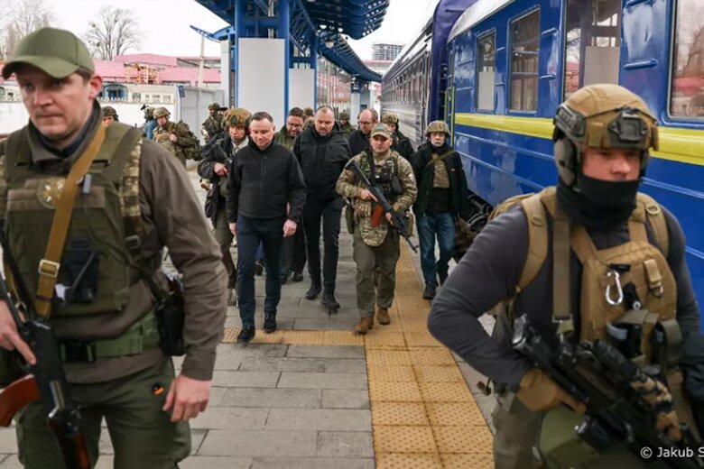 Президенты Польши, Литвы, Латвии и Эстонии в среду, 13 апреля, поездом УЗ прибыли в Киев. Их встретил премьер Денис Шмыгаль.