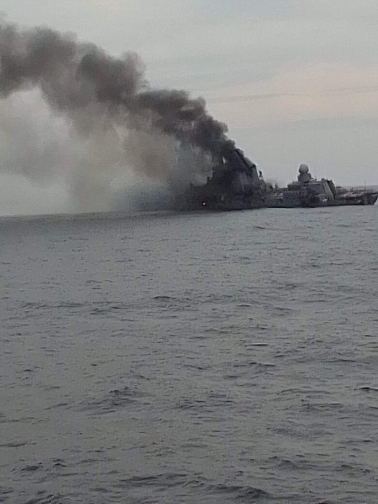 На фото видно, что корабль очень сильно пострадал - у него сильный крен, дым от пожаров и серьезные повреждения