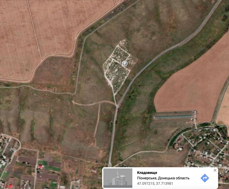 У селі Виноградне під Маріуполем виявили ще одну братську могилу, до якої росіяни ховали вбитих громадян.