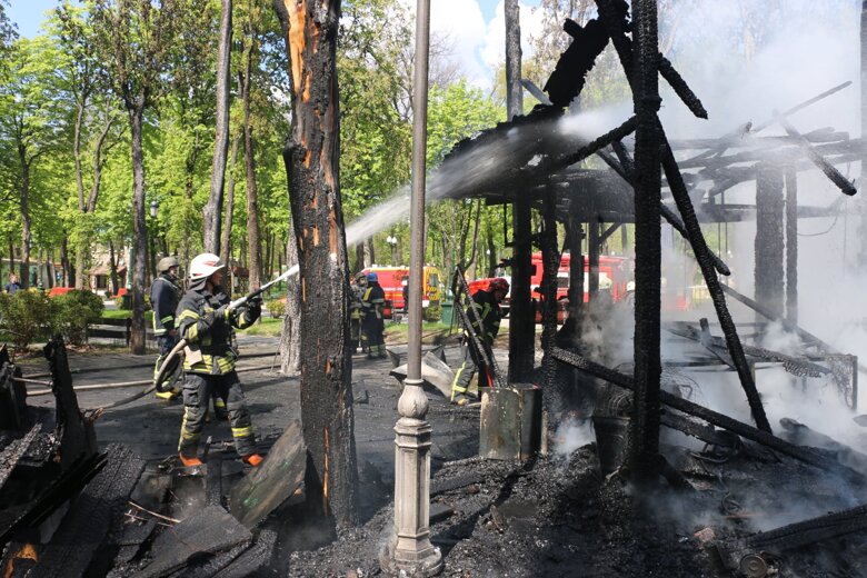 Російські окупаційні війська продовжують обстрілювати з важкої зброї місто Харків. Через це у місцевому парку сталася пожежа.