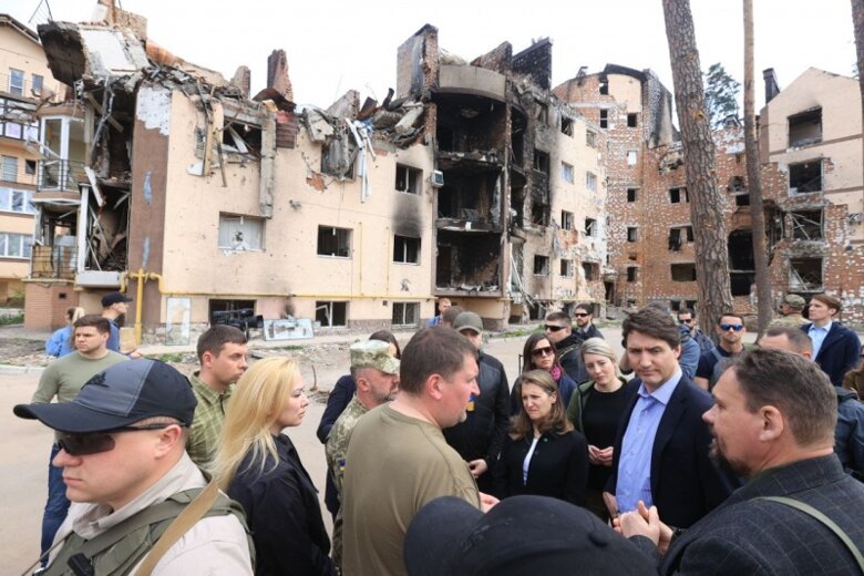 Премьер Канады Джастин Трюдо прибыл в Украину - во время своего визита он посетил Ирпень, чтобы лично увидеть все зверства российских военных.