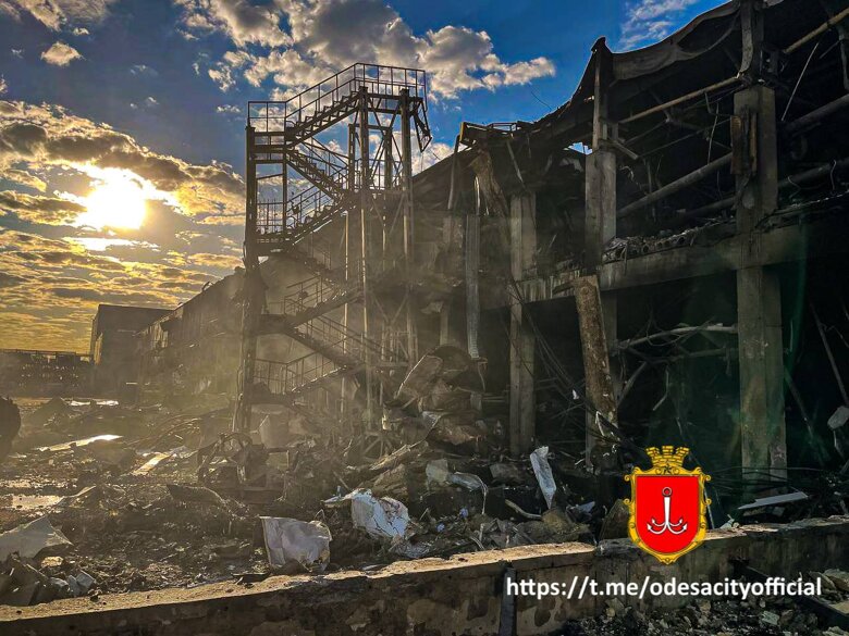 Одесса вечером 9 мая пережила ракетную атаку со стороны россии. В результате ударов возникло несколько пожаров, фото последствий.