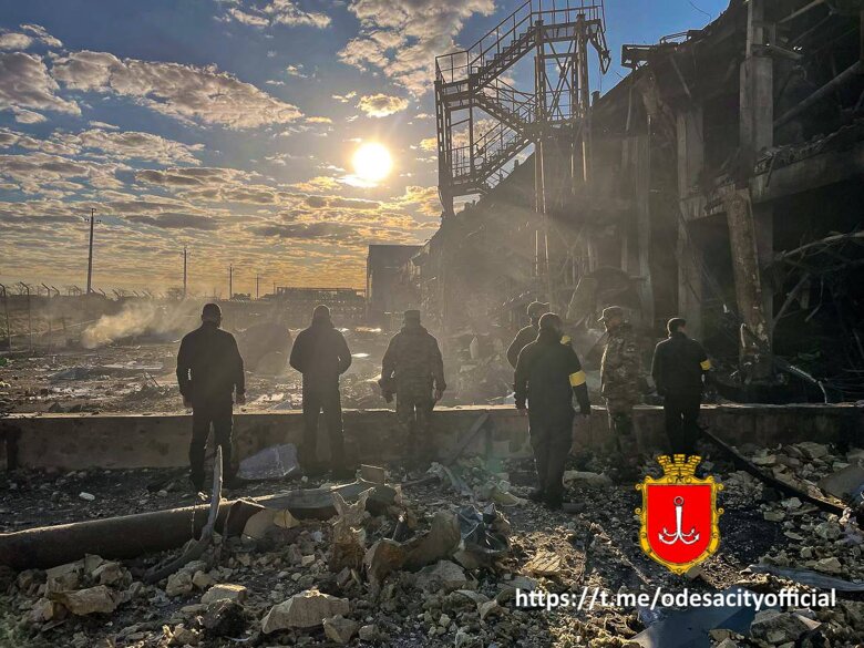 Одеса увечері 9 травня пережила ракетну атаку з боку росії. Внаслідок ударів виникло кілька пожеж, фото наслідків.